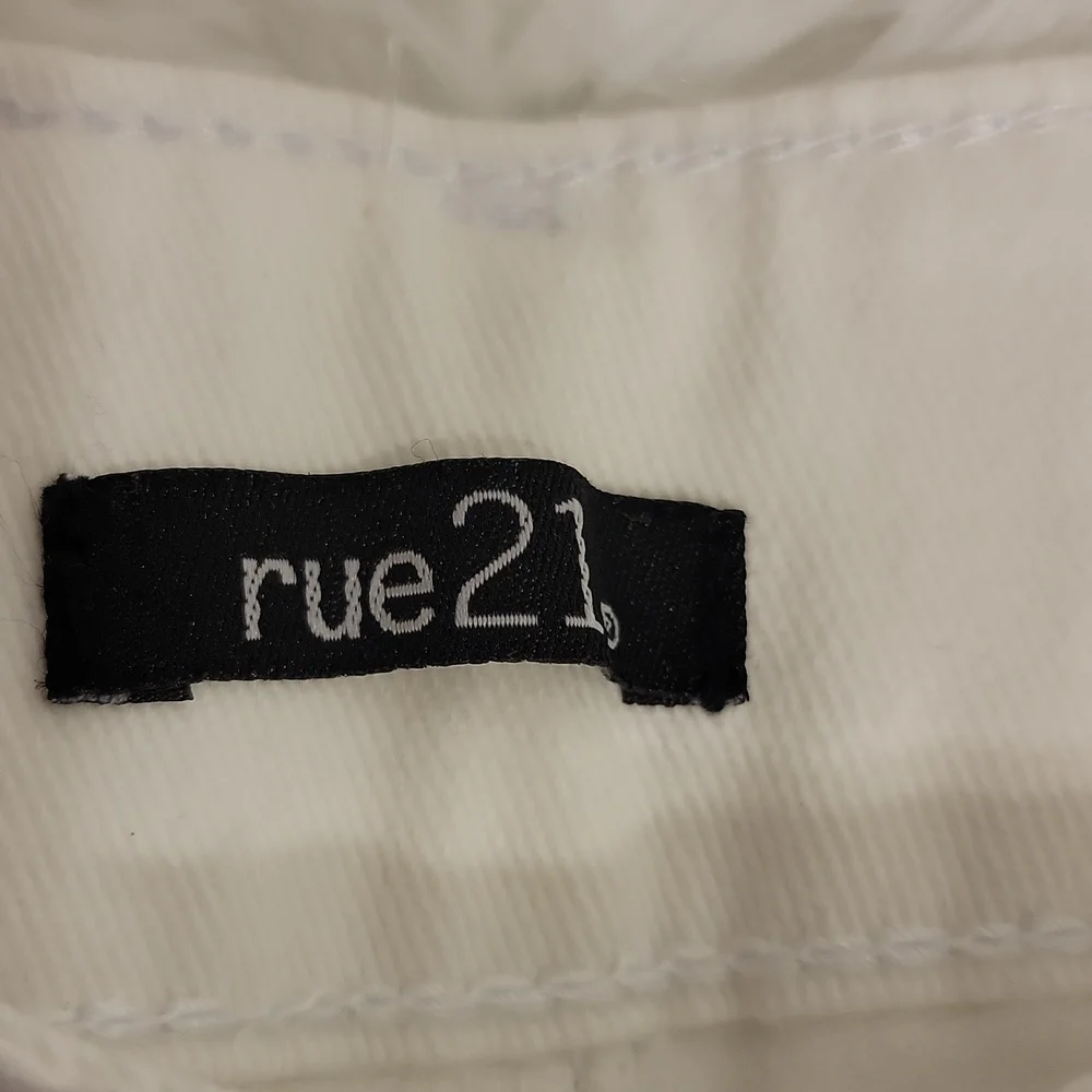 Rue 21 White Cuffed Shorts Size 1/2 Excellent Condition NWOT - Picture 6 of 13